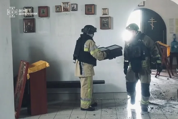 Рятувальники гасять пожежу
