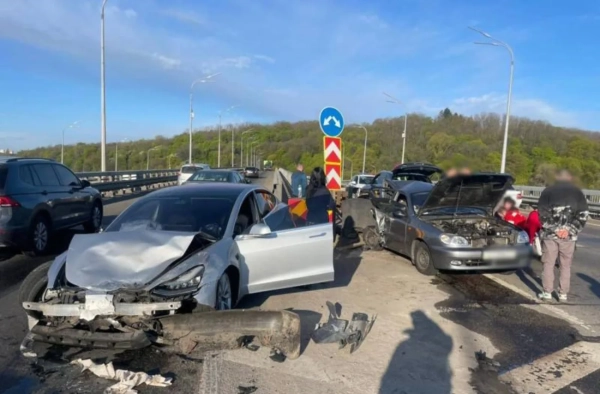 Водій Tesla спричинив смертельну ДТП на Дарницькому мосту: йому загрожує 8 років в’язниці