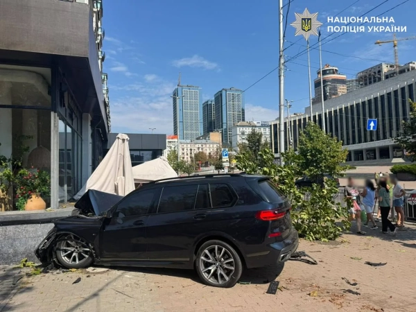 BMW влетіла у терасу після ДТП: постраждав водій у Києві