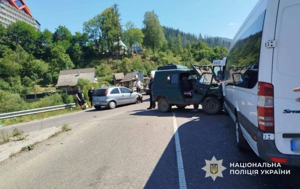 Смертельна ДТП на Закарпатті: 13 людей, включно з дітьми, постраждали у зіткненні трьох авто.