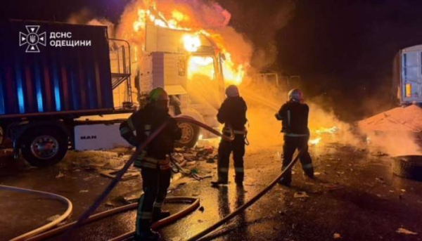 На Одещині ракетний удар спричинив пожежу вантажівок з харчами: одна людина загинула, троє поранені.