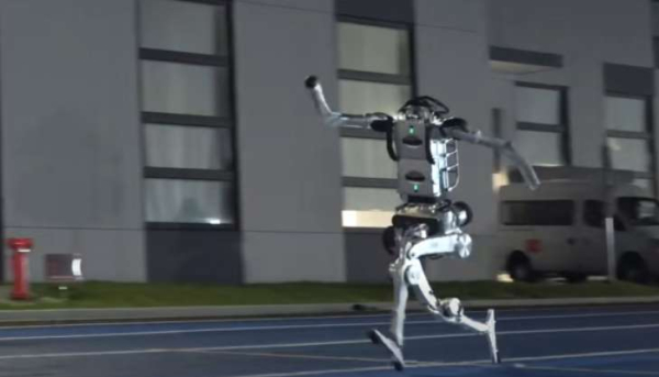 Unitree Robotics вражає: робот здіймається на двометрову висоту!