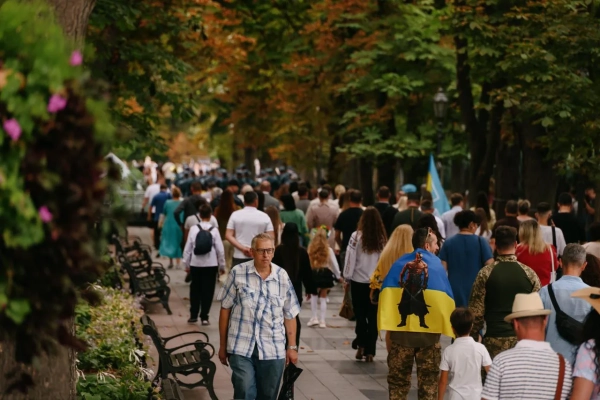 Люди з українськими прапорами