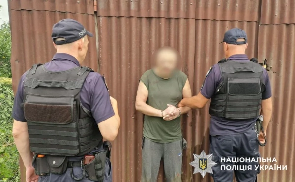 Буковина: Поліцейського-стрільця, що переховувався 11 днів, спіймали у лісі