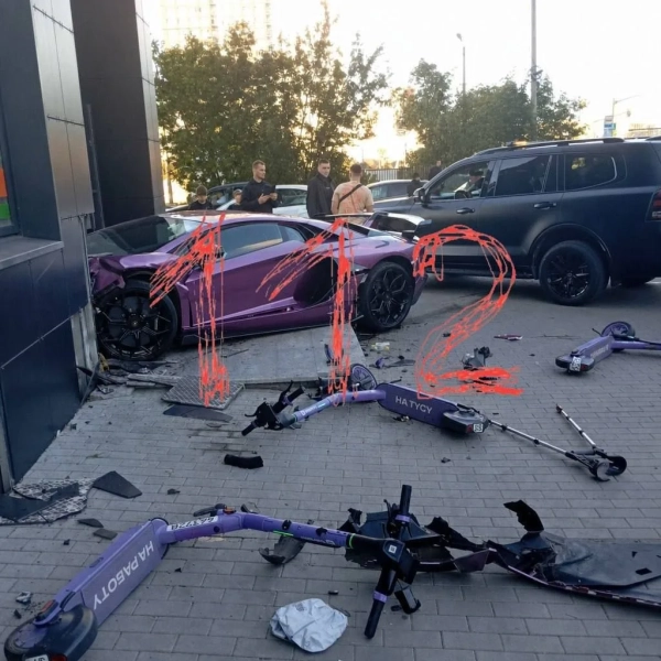 Син мільярдера Алтушкіна розбив спорткар об житловий будинок, збивши учасника “сво”