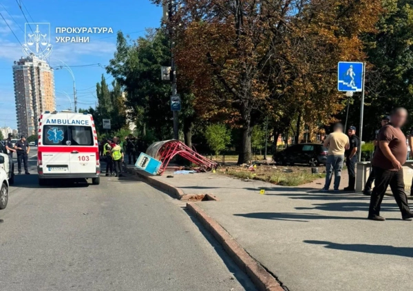 Смертельна аварія на київській зупинці: двоє загиблих, четверо поранених, водія затримано