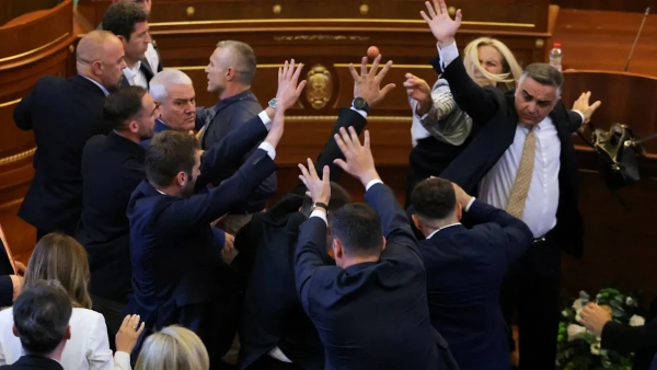 Депутатка обсипала прем’єра яйцями: політична криза загострюється у Косові