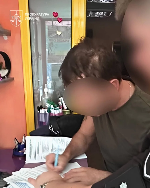 Директор мовної школи на Хмельниччині: кримінальна справа за розбещення двох школярок