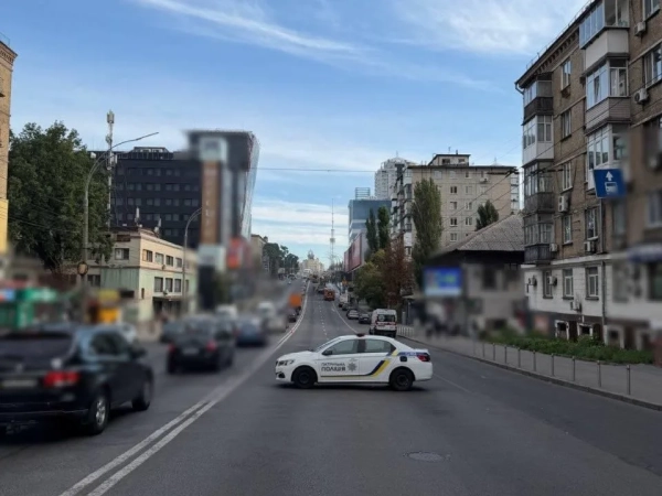 Київ: потужна пожежа зупинила рух на столичній вулиці