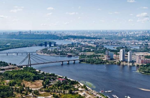 Екологи розкрили причини зеленіння Дніпра та появи піни у Києві