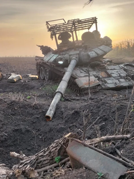 Російський Т-72Б зразка 1989 року 'втомився' у полях України