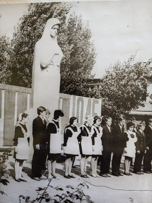 Петриківка. Скорботна мати. 9 травня 1971 рік. Учні школи