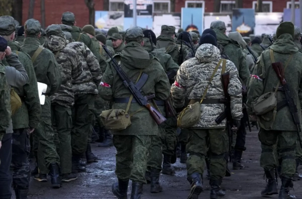 Російські вербувальники в Донецьку споюють мешканців, змушуючи підписувати військові контракти – АТЕШ