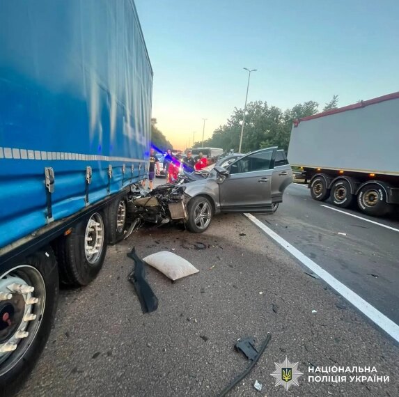 Київ: Трагедія на дорозі – авто врізалося у вантажівку, загинули…