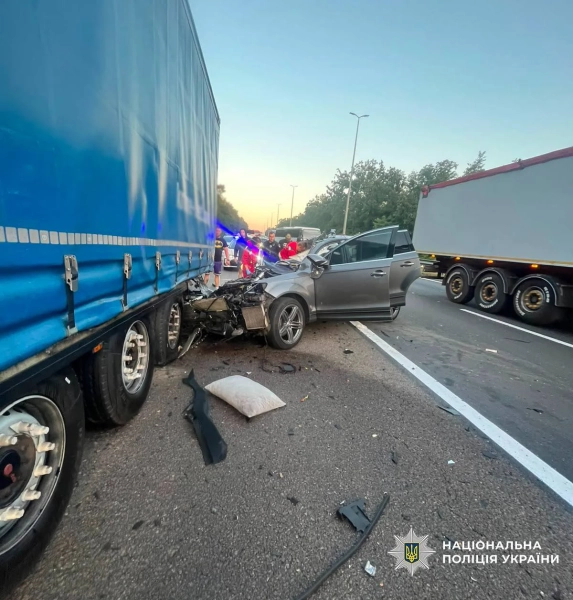 Київ: Трагедія на дорозі – авто врізалося у вантажівку, загинули пасажири.