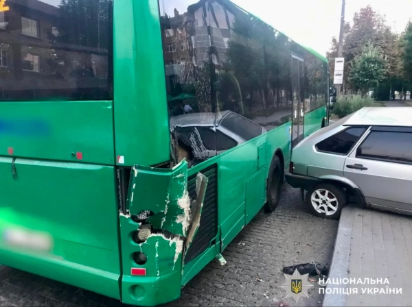 Водій легковика влаштував ДТП: зіткнення з бордюром, маршруткою та травмування жінки на зупинці під Києвом