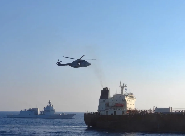 Європейські ВМС здійснили висадку з вертольота на російський танкер біля Сицилії