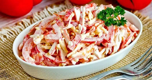 Крабовий салат з помідорами та сиром