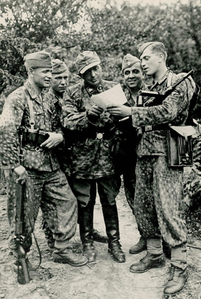 1-Poruchnik-M.-Lishhinskiy-u-tovaristvi-striltsiv.-Krayniy-sprava-A.-YUzich.-Lipen-1944-r