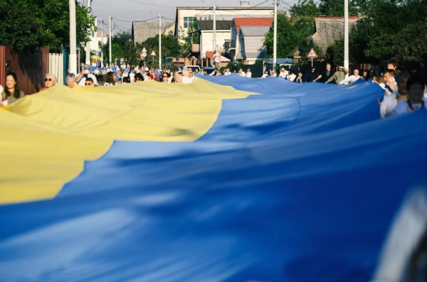 Розгорнули 500-метровий прапор: Під Києвом встановлено рекорд України