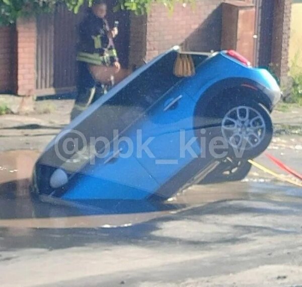 Київ: автомобіль провалився у провалля через прорив водопроводу