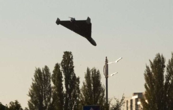 Київ: Уламки дрона спричинили пожежу в бізнес-центрі, є жертва