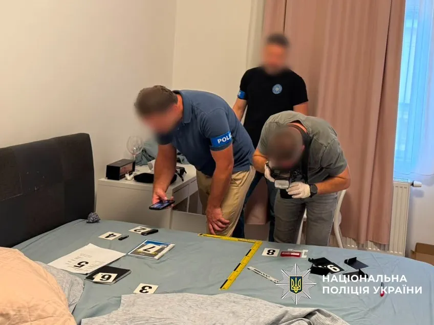 Обшуки в помешканні шахрая