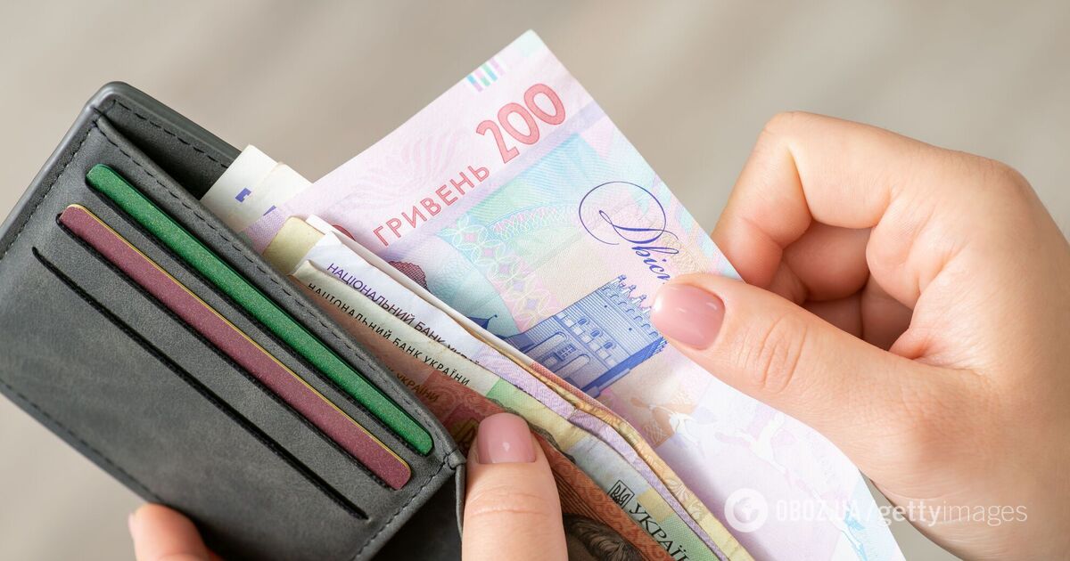 Купюри української гривні в гаманці як символ пенсії