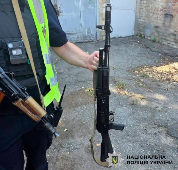 Київ: військового підозрюють у погрозах перехожому з автоматом