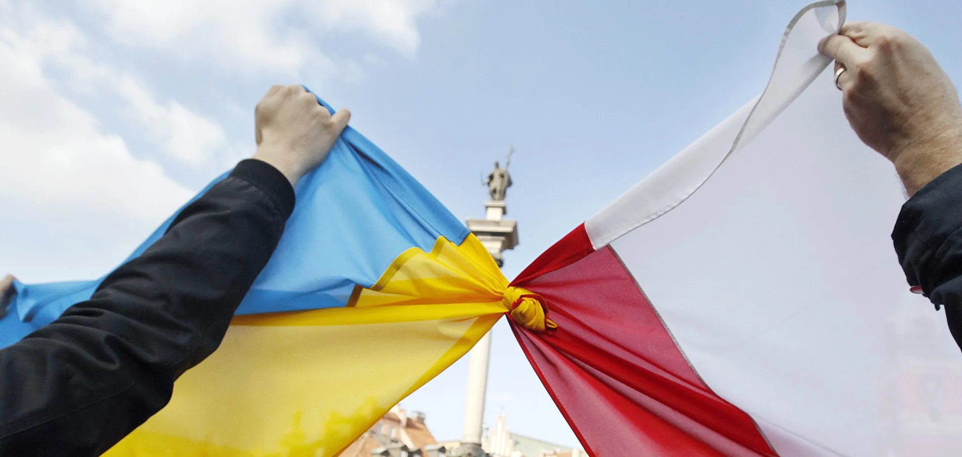 Український і польський прапори як символ співпраці двох країн