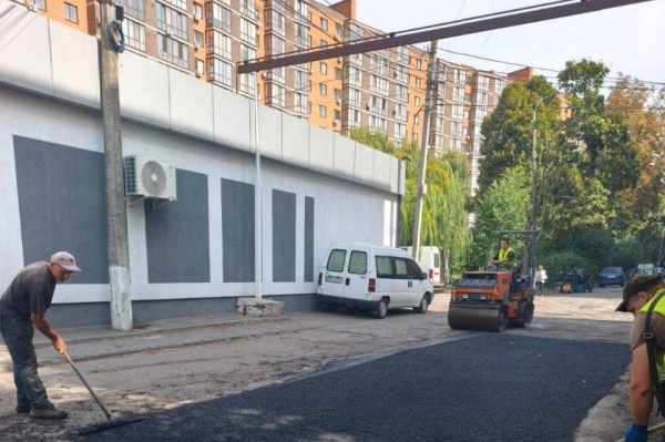 Оновлення дворів Вінниці: куди вже завезли техніку