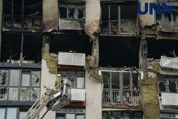 Наслідки удару по будинку в Києві