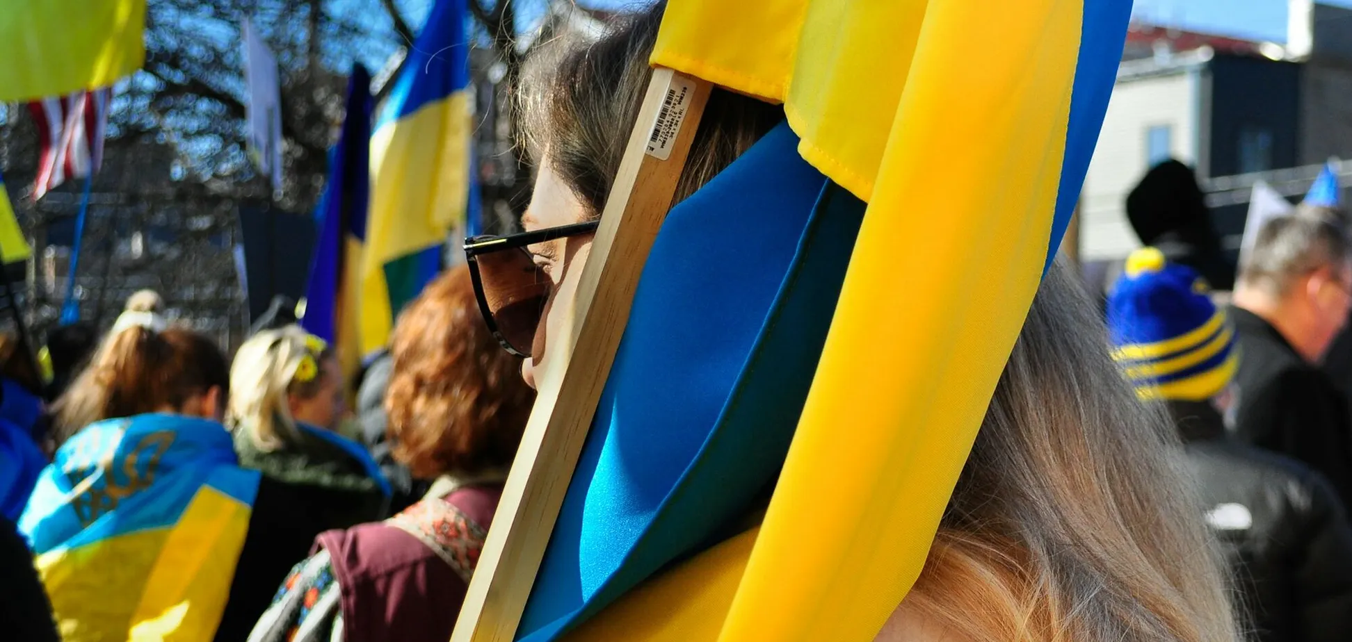 Ілюстрація - жінка з прапором України