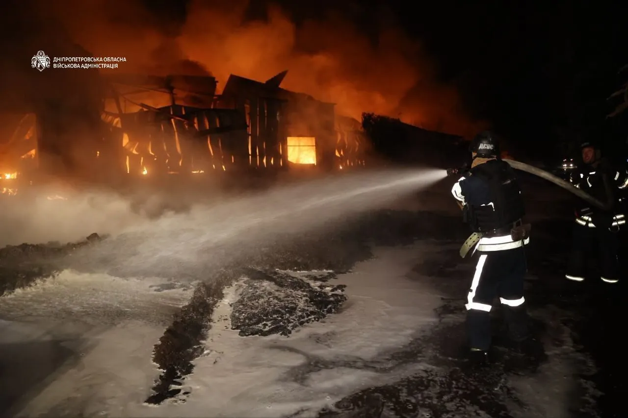 Рятувальники гасять пожежу на місці удару