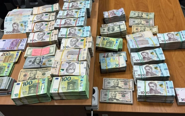 Правоохоронці викрили “конверт” на 23 мільярди гривень