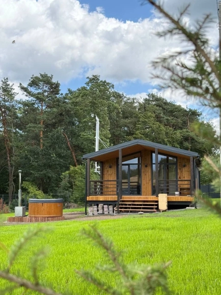 VILLA CHERRY — це будинок на Львівщині, навколо якого ліс і велика територія
