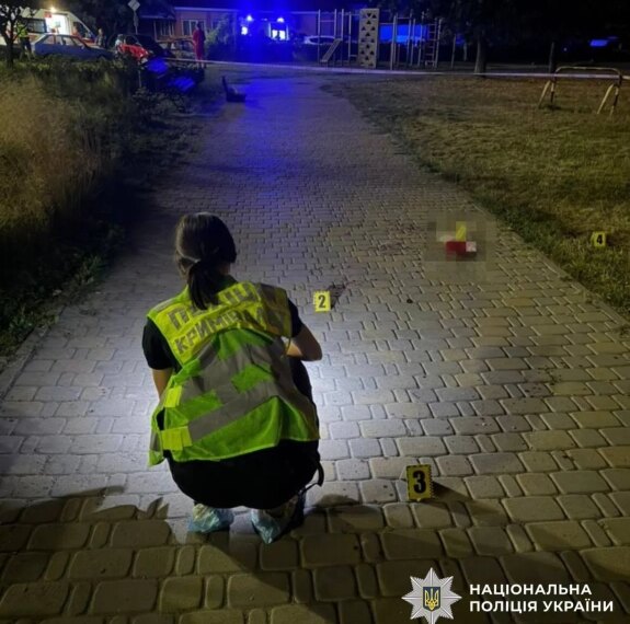 Чоловік підірвав боєприпас на вулиці в Києві, постраждали люди