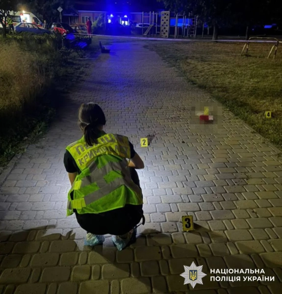Чоловік підірвав боєприпас на вулиці в Києві, постраждали люди