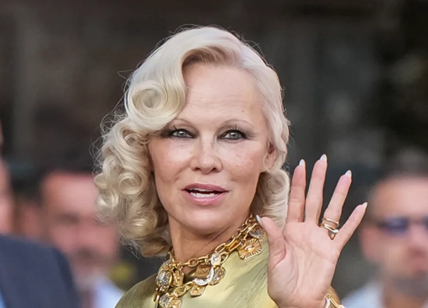 Памела Андерсон порушила давню обіцянку, показавши публіці яскравий макіяж
