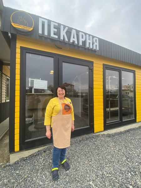 Оксана у пекарні "Сімейні рецепти родини Дубик"