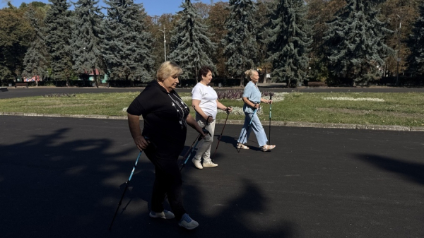 Вінницькі пенсіонери влаштували спортивну прогулянку для підтримки здоров'я.