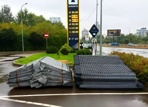 Укрнафта захищає АЗС у Києві габіонами від атак