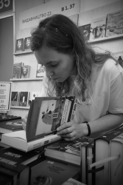 Анастасія підписує свою першу книгу про рідний Луганськ