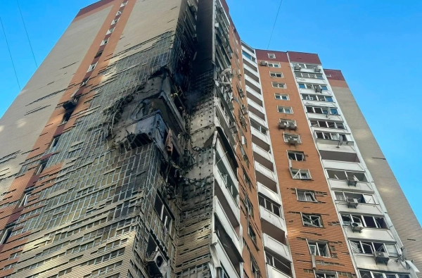 У Києві дрон влучив у багатоповерхівку, є постраждалі