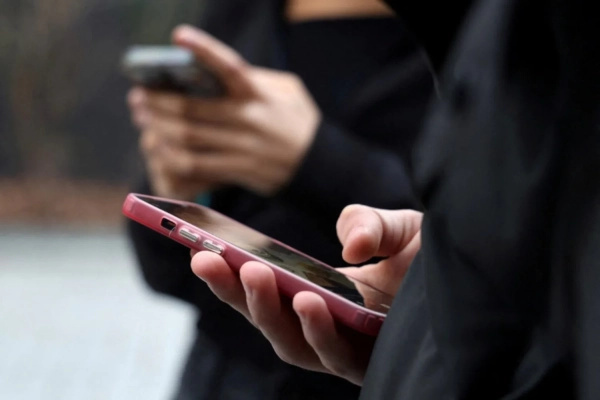 ЄС обмежує доступ дітей до 15 років до ШІ-соцмереж та чат-ботів