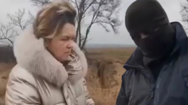 Олена Ягупова (ліворуч) і Роман Внуков (праворуч), військовий збройних формувань “ДНР” з позивним “Бетмен”, на блокпосту біля міста Василівка в Запорізькій області