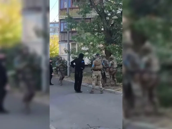 Розслідують напад на будівлю СБУ у Києві