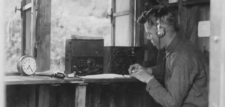 Солдат біля польової радіостанції. 18 червня 1918 року.